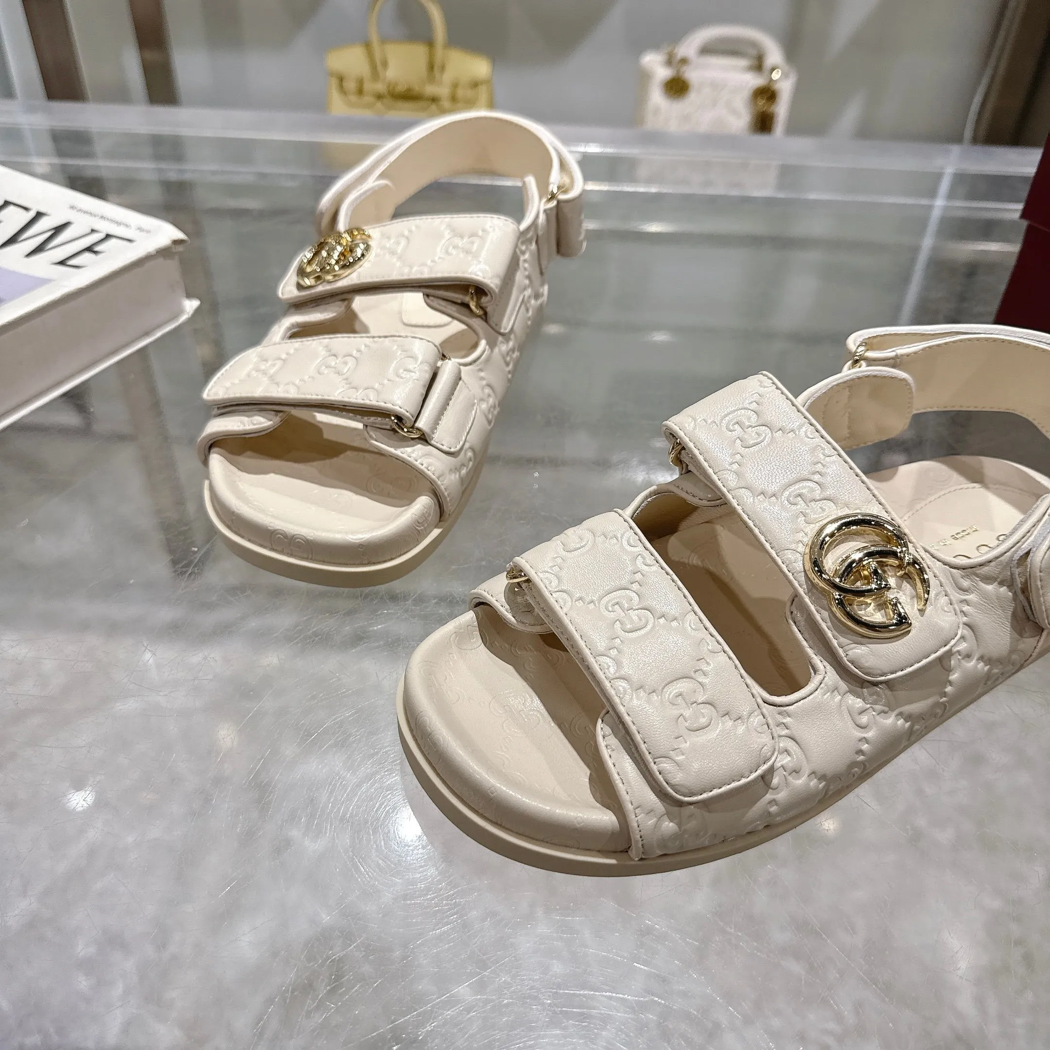 Wholesale direct sales 260👟👟 Gucci’s modern design aesthetic explores the path of unique craftsmanship, cleverly integrating the brand’s classic elements with its beloved brand identity. The sandal is embellished with the beloved Double G hardware, adding a touch of understated branding to the design, complementing the versatility of the Velcro straps. Women Light gold tone hardware Sheepskin lining Double G Rubber sole Velcro fastening Flat sole